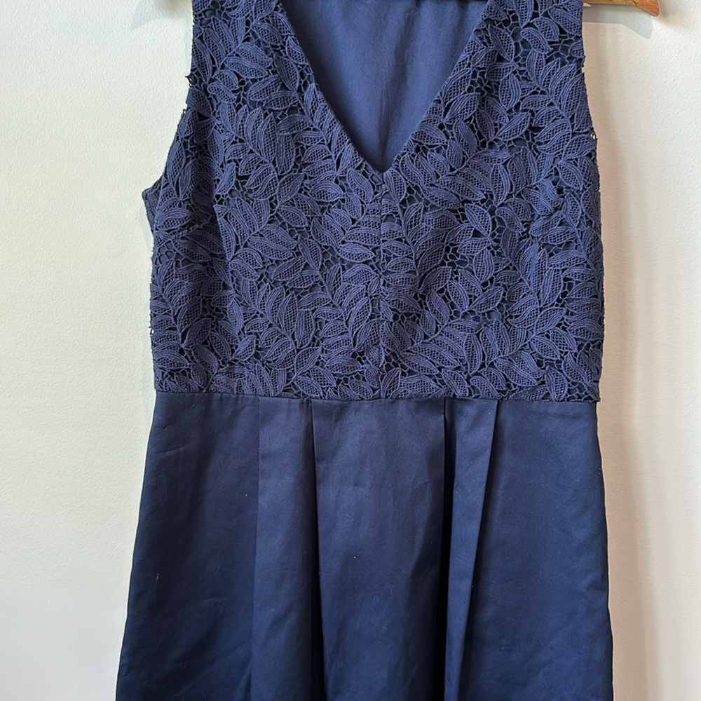 Vineyard Vines Navy Lace Pleated V Neck Sleeveless Dress 8 - Picture 3 of 7